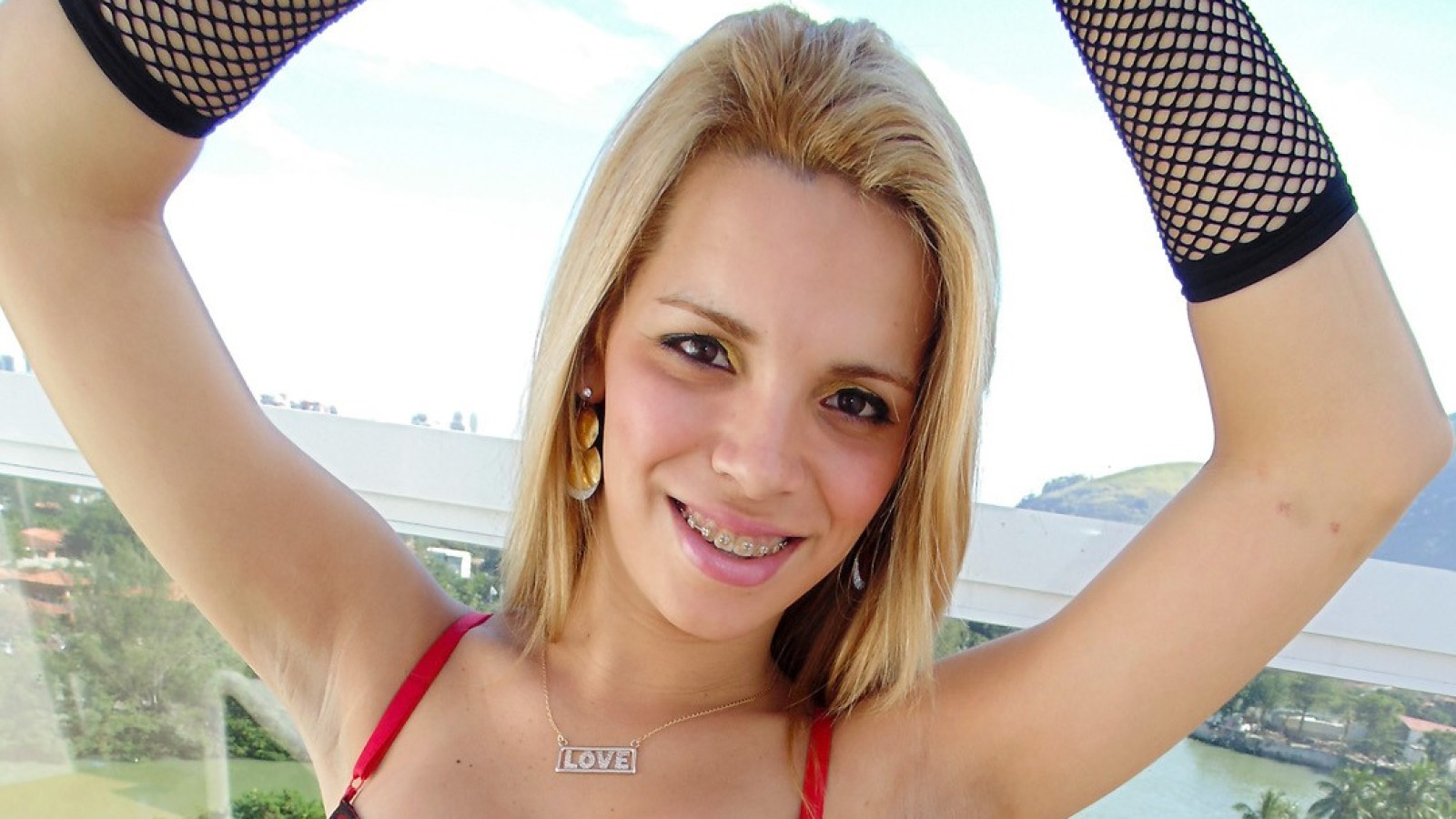 Brazilian T-Babe Bruna Lisboa