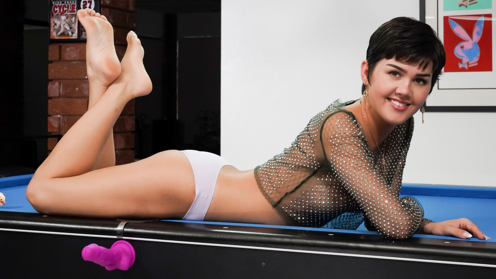 Daisy Taylor Strokes It!