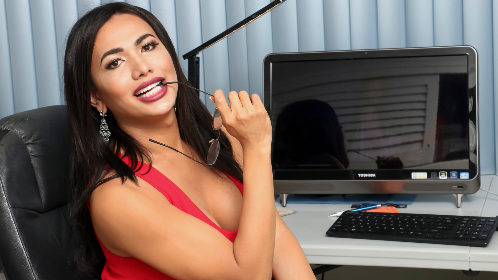 Yadira Cuellar's Office Cumshot!