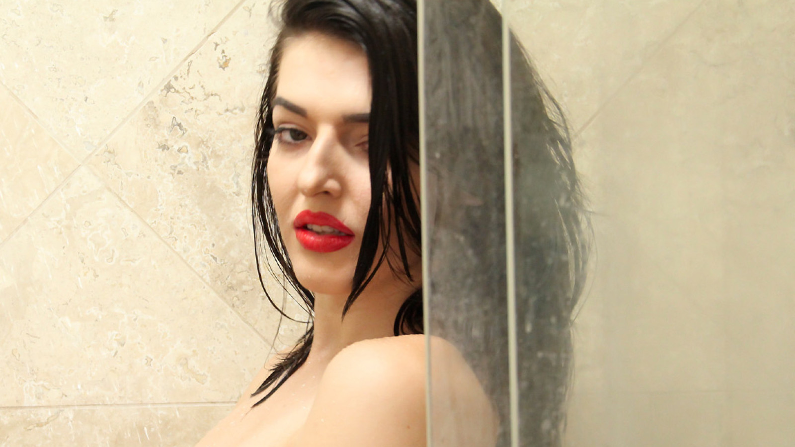 Vixxen Goddess Takes A Shower