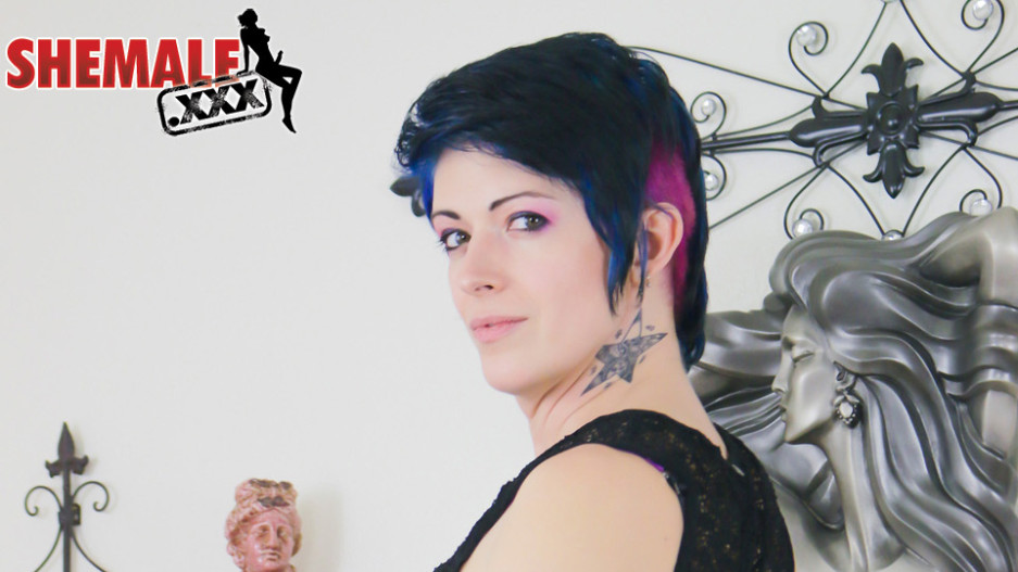 Stunning Evie Eliot Plays With Herself
