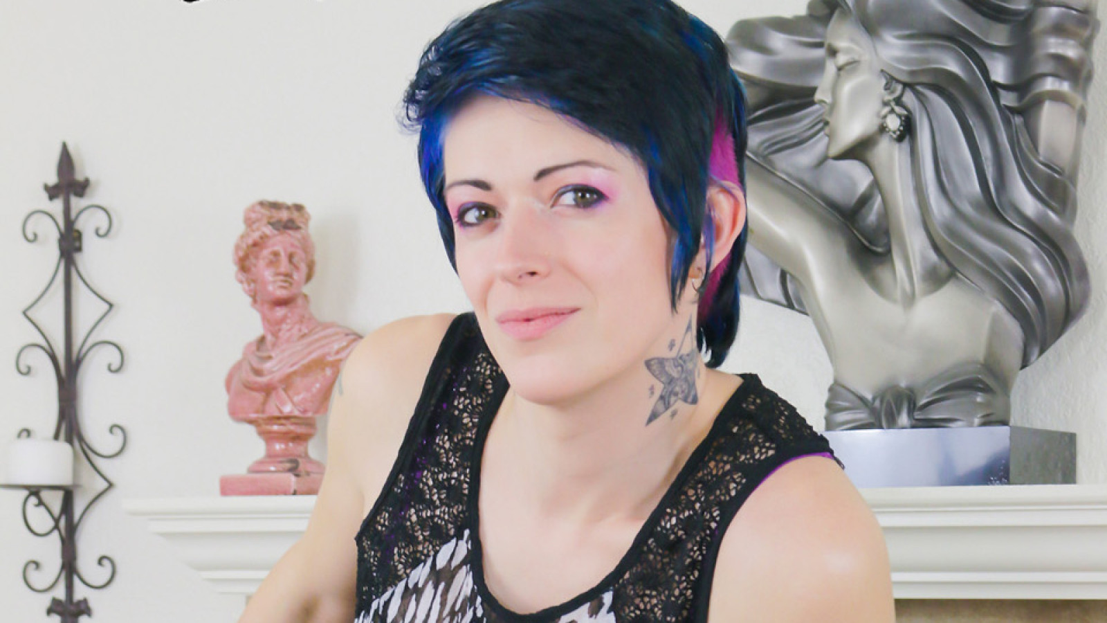 Stunning Evie Eliot Plays With Herself