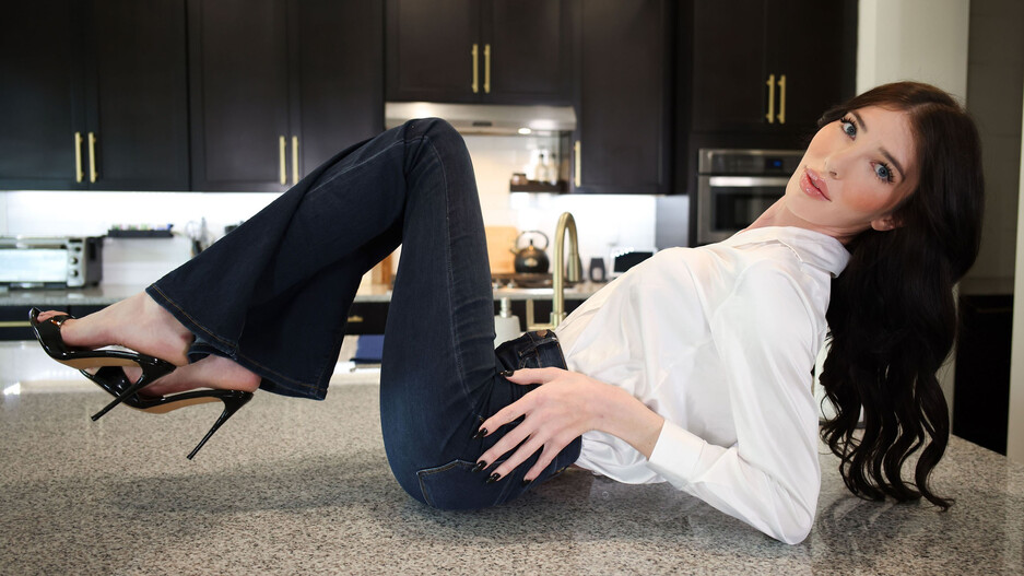 TGirls XXX Ava Holt Buying The New Kitchen